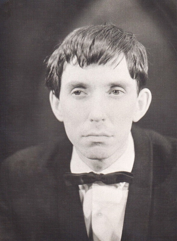 File:Jürgenson, Lennart (Soliidne noormees tumedas ülikonnas – Lennart Jürgenson. Kalmeti „Noorukid omapead”. Ugala, 1965, erakogu).jpg